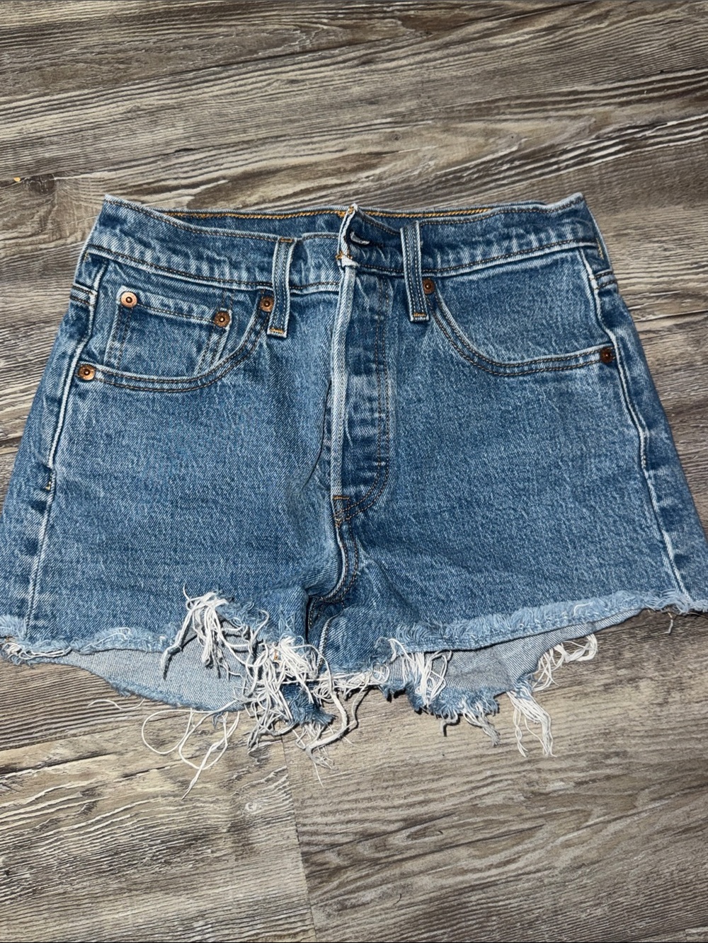 Levi’s 501 shorts. High-Waist 25.